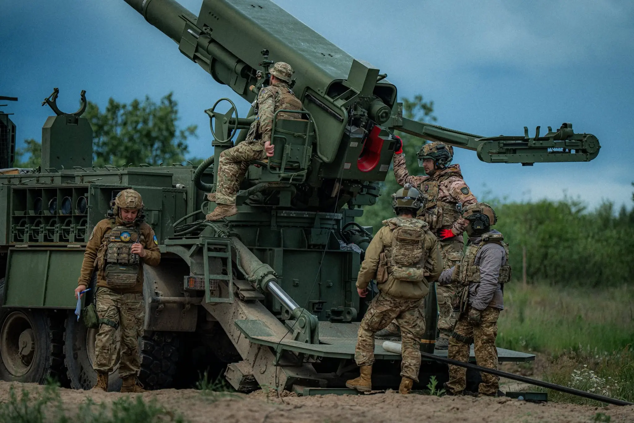 Команда біля артилерійської системи
